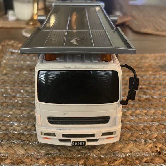 Tow truck has-been used still good condition and functional - Picture 2 of 10